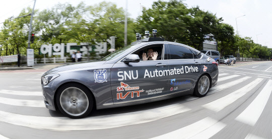 22일 오후 서울 영등포구 여의도 일대에서 서울대 지능형자동차IT연구센터가 개발한 자율주행차 스누버(SNUver)가 일반도로 시험 주행을 하고 있다.